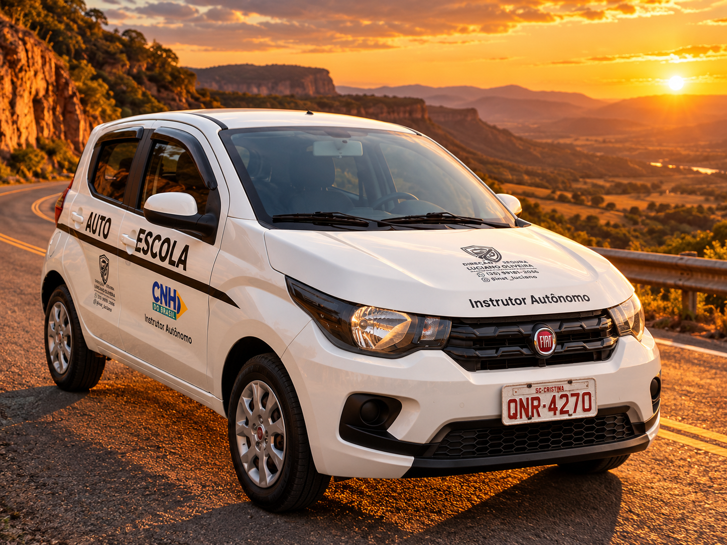 Fiat Mobi utilizado nas aulas da categoria B em uma composição visual ao pôr do sol